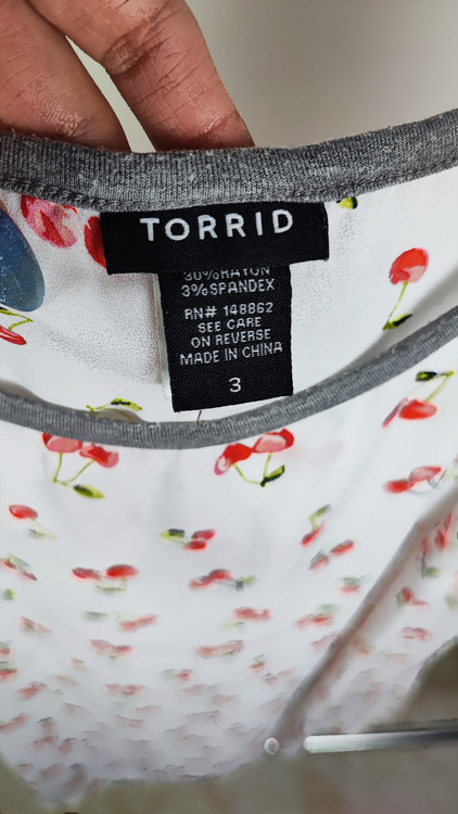 شومیز سایزبزرگ زنانه مارک تورید سفید با طرح گیلاس قرمز و آستین تیشرتی طوسی مناسب استایل کژوال روزمره