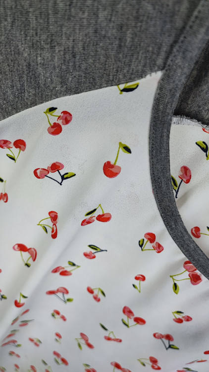 شومیز سایزبزرگ زنانه مارک تورید سفید با طرح گیلاس قرمز و آستین تیشرتی طوسی مناسب استایل کژوال روزمره