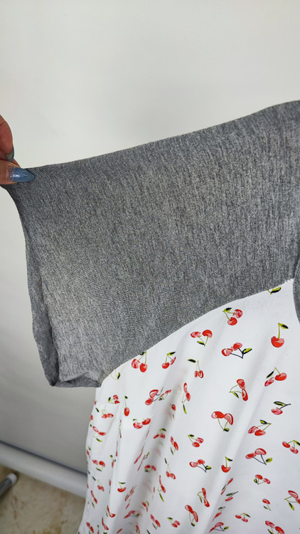 شومیز سایزبزرگ زنانه مارک تورید سفید با طرح گیلاس قرمز و آستین تیشرتی طوسی مناسب استایل کژوال روزمره