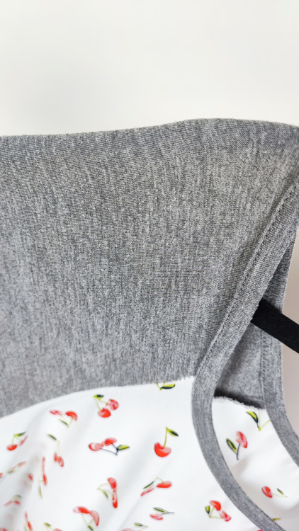 شومیز سایزبزرگ زنانه مارک تورید سفید با طرح گیلاس قرمز و آستین تیشرتی طوسی مناسب استایل کژوال روزمره