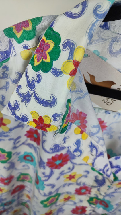 شومیز آستین حلقه ای زنانه سایز بزرگ استوک مارک دار با طرح گل های ملون قرمز آبی سبز و زمینه سفید کد 2070 موجود در زرماه گالری