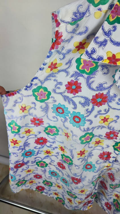 شومیز آستین حلقه ای زنانه سایز بزرگ استوک مارک دار با طرح گل های ملون قرمز آبی سبز و زمینه سفید کد 2070 موجود در زرماه گالری