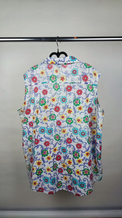 شومیز آستین حلقه ای زنانه سایز بزرگ استوک مارک دار با طرح گل های ملون قرمز آبی سبز و زمینه سفید کد 2070 موجود در زرماه گالری