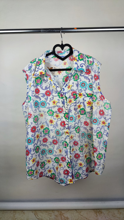 شومیز آستین حلقه ای زنانه سایز بزرگ استوک مارک دار با طرح گل های ملون قرمز آبی سبز و زمینه سفید کد 2070 موجود در زرماه گالری