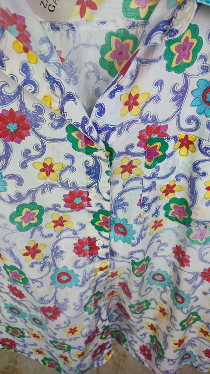 شومیز آستین حلقه ای زنانه سایز بزرگ استوک مارک دار با طرح گل های ملون قرمز آبی سبز و زمینه سفید کد 2070 موجود در زرماه گالری