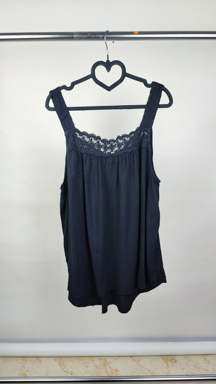 تاپ زنانه نخی مشکی سایزبزرگ برند تورید استوک وارداتی با یقه گیپوردار و دکمهدار کد ۲۲۶۸