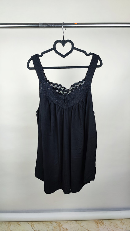 تاپ زنانه نخی مشکی سایزبزرگ برند تورید استوک وارداتی با یقه گیپوردار و دکمهدار کد ۲۲۶۸