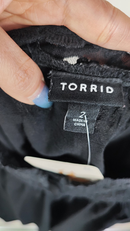 تاپ زنانه نخی مشکی سایزبزرگ برند تورید استوک وارداتی با یقه گیپوردار و دکمهدار کد ۲۲۶۸