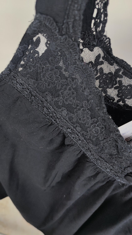 تاپ زنانه نخی مشکی سایزبزرگ برند تورید استوک وارداتی با یقه گیپوردار و دکمهدار کد ۲۲۶۸