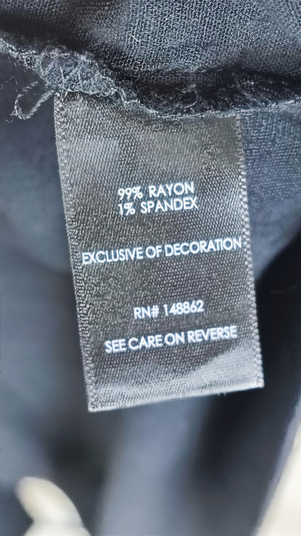 تاپ زنانه نخی مشکی سایزبزرگ برند تورید استوک وارداتی با یقه گیپوردار و دکمهدار کد ۲۲۶۸