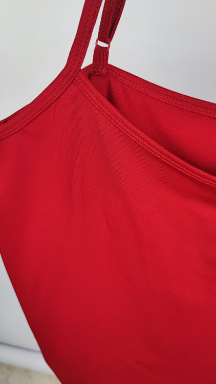 تاپ قرمز زنانه وارداتی استوک بند سوزنی با تنخور عالی و پارچه لطیف گرید A فروشگاه زرماه گالری