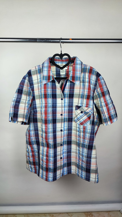 شومیز زنانه سایزبزرگ استوک وارداتی طرح چهارخونه ریز رنگی (قرمز و آبی) آستین کوتاه مناسب استایل روزمره زنانه