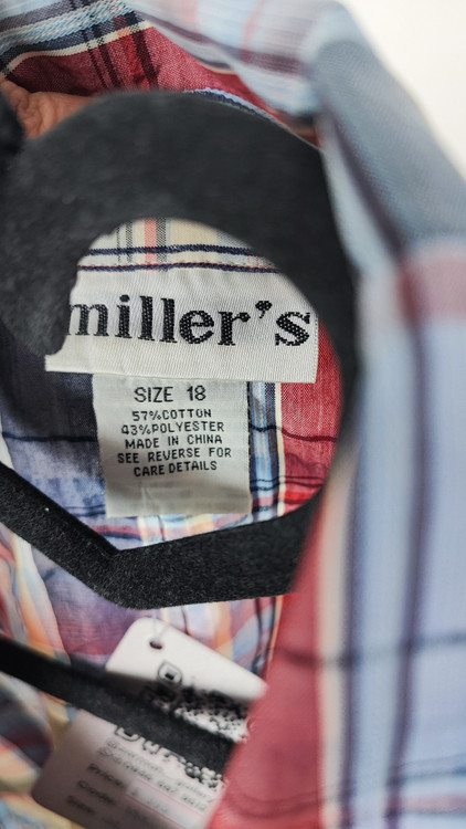 شومیز زنانه سایزبزرگ استوک وارداتی طرح چهارخونه ریز رنگی (قرمز و آبی) آستین کوتاه مناسب استایل روزمره زنانه