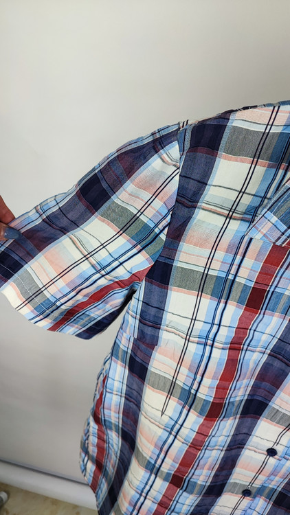 شومیز زنانه سایزبزرگ استوک وارداتی طرح چهارخونه ریز رنگی (قرمز و آبی) آستین کوتاه مناسب استایل روزمره زنانه