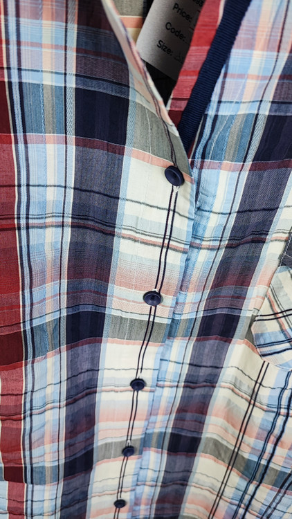 شومیز زنانه سایزبزرگ استوک وارداتی طرح چهارخونه ریز رنگی (قرمز و آبی) آستین کوتاه مناسب استایل روزمره زنانه