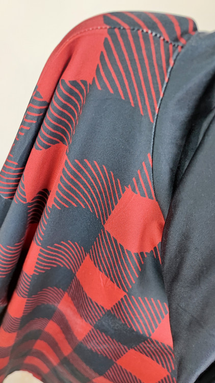 تونیك زنانه استوک برند ساکورافینا طرح چهارخونه قرمز مشکی یقه شل با آستین مشکی و شلوار مشکی تنخور مدل