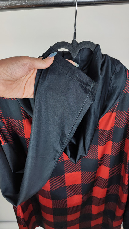 تونیك زنانه استوک برند ساکورافینا طرح چهارخونه قرمز مشکی یقه شل با آستین مشکی و شلوار مشکی تنخور مدل