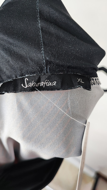 تونیك زنانه استوک برند ساکورافینا طرح چهارخونه قرمز مشکی یقه شل با آستین مشکی و شلوار مشکی تنخور مدل