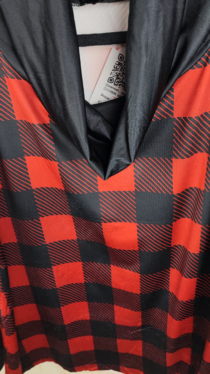 تونیك زنانه استوک برند ساکورافینا طرح چهارخونه قرمز مشکی یقه شل با آستین مشکی و شلوار مشکی تنخور مدل