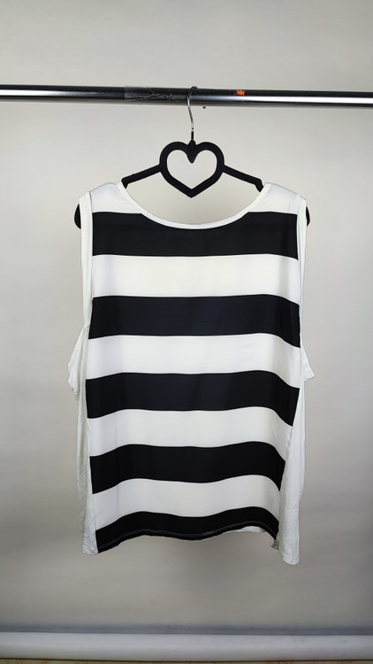 تاپ زنانه سایزبزرگ برند BELLE & SKY استوک اروپایی راه راه پهن مشکی و سفید با پنل توری در پهلو مناسب استایل راحتی