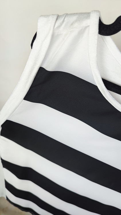 تاپ زنانه سایزبزرگ برند BELLE & SKY استوک اروپایی راه راه پهن مشکی و سفید با پنل توری در پهلو مناسب استایل راحتی