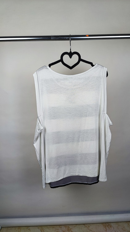 تاپ زنانه سایزبزرگ برند BELLE & SKY استوک اروپایی راه راه پهن مشکی و سفید با پنل توری در پهلو مناسب استایل راحتی