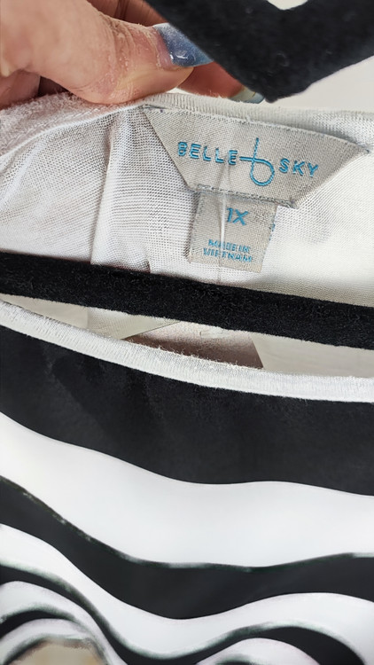 تاپ زنانه سایزبزرگ برند BELLE & SKY استوک اروپایی راه راه پهن مشکی و سفید با پنل توری در پهلو مناسب استایل راحتی