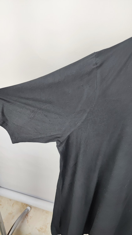 شومیز زنانه سایزبزرگ رنگ مشکی برند Vibe اصل ساخت مکزیک جنس دورس نازک خنک استوک گرید b مناسب استایل روزمره خانگی و راحتی