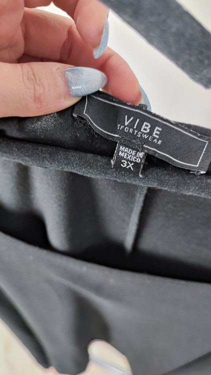 شومیز زنانه سایزبزرگ رنگ مشکی برند Vibe اصل ساخت مکزیک جنس دورس نازک خنک استوک گرید b مناسب استایل روزمره خانگی و راحتی