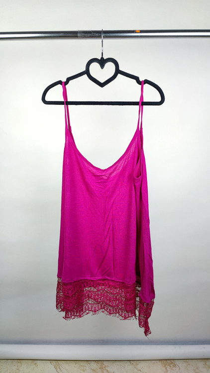 تاپ بنددار زنانه استوک خارجی رنگ ارغوانی برند لیلی مورگان با حاشیه توری پایین سایز مدیوم گرید