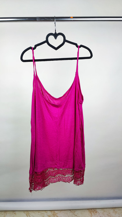 تاپ بنددار زنانه استوک خارجی رنگ ارغوانی برند لیلی مورگان با حاشیه توری پایین سایز مدیوم گرید