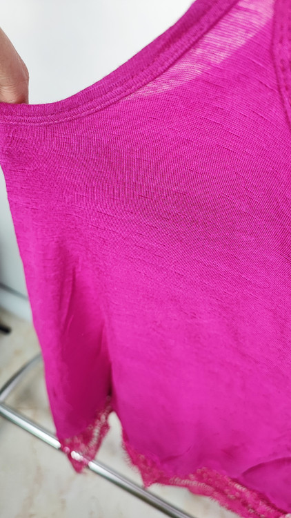 تاپ بنددار زنانه استوک خارجی رنگ ارغوانی برند لیلی مورگان با حاشیه توری پایین سایز مدیوم گرید