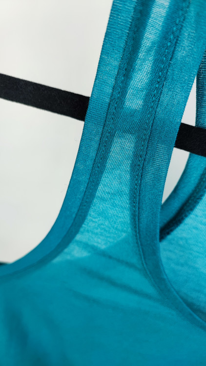 تاپ رکابی زنانه آبی نفتی (پترول) برند H&M استوک وارداتی گرید B پشت قهرمانی سایز ۳۸-۴۰