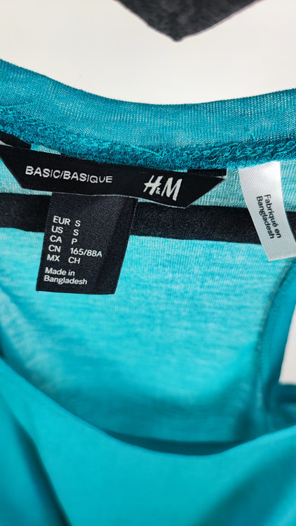 تاپ رکابی زنانه آبی نفتی (پترول) برند H&M استوک وارداتی گرید B پشت قهرمانی سایز ۳۸-۴۰