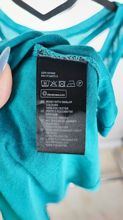 تاپ رکابی زنانه آبی نفتی (پترول) برند H&M استوک وارداتی گرید B پشت قهرمانی سایز ۳۸-۴۰