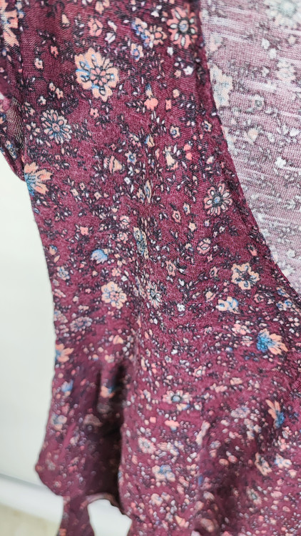 تیشرت زنانه گلدار زرشکی آستین پفی برند Aeropostale مدل یقه هفت گرید B فروشگاه زرماه گالری