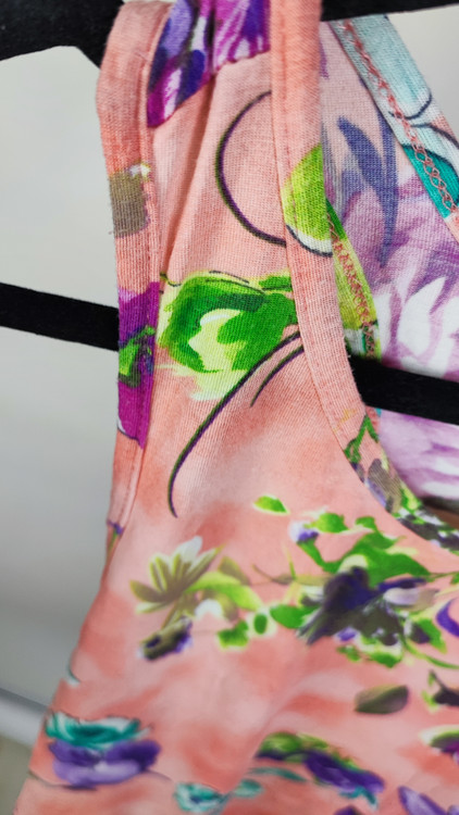 تاپ زنانه بند پهن استوک برند اکلیپس رنگ نارنجی با گلهای بنفش و سبز تنخور جلو کامل