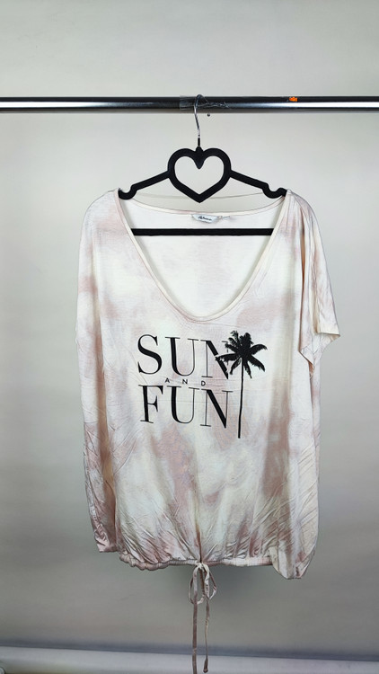 تیشرت زنانه وارداتی استوک برند Reitmans سایز بزرگ رنگ صورتی-سفید ابروبادی با چاپ نخل مدل Sun and Fun