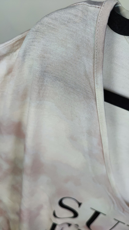 تیشرت زنانه وارداتی استوک برند Reitmans سایز بزرگ رنگ صورتی-سفید ابروبادی با چاپ نخل مدل Sun and Fun