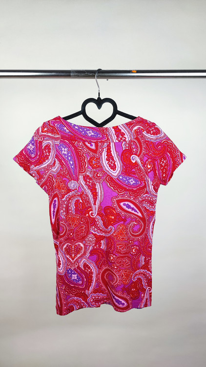 تیشرت زنانه آستین کوتاه برند جونز نیویورک طرح بتهجقه قرمز و بنفش یقه هفت جنس نخپنبه