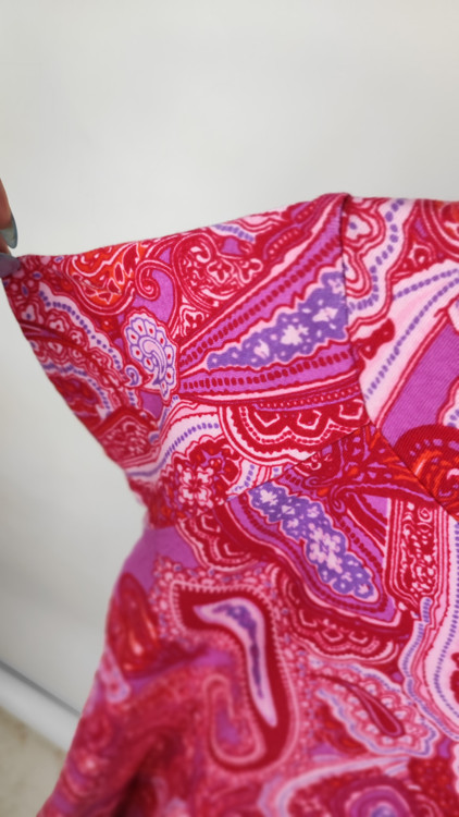 تیشرت زنانه آستین کوتاه برند جونز نیویورک طرح بتهجقه قرمز و بنفش یقه هفت جنس نخپنبه