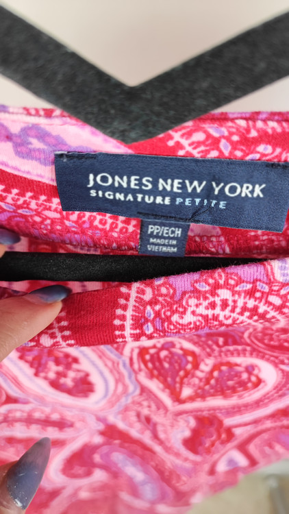 تیشرت زنانه آستین کوتاه برند جونز نیویورک طرح بتهجقه قرمز و بنفش یقه هفت جنس نخپنبه