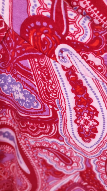 تیشرت زنانه آستین کوتاه برند جونز نیویورک طرح بتهجقه قرمز و بنفش یقه هفت جنس نخپنبه