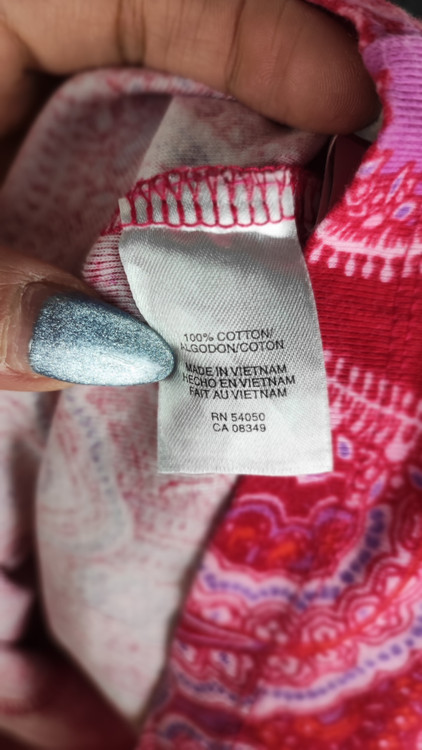 تیشرت زنانه آستین کوتاه برند جونز نیویورک طرح بتهجقه قرمز و بنفش یقه هفت جنس نخپنبه