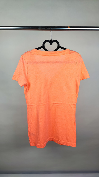 تیشرت زنانه یقه هفت جیبدار رنگ نارنجی روشن برند استوک، پارچه خنک، مناسب استفاده روزمره