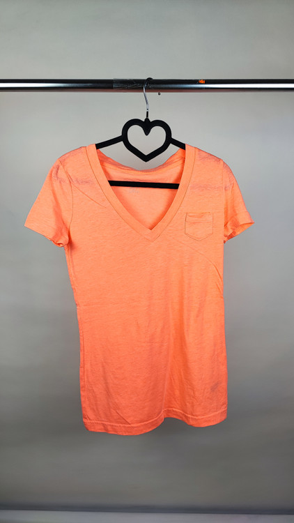 تیشرت زنانه یقه هفت جیبدار رنگ نارنجی روشن برند استوک، پارچه خنک، مناسب استفاده روزمره
