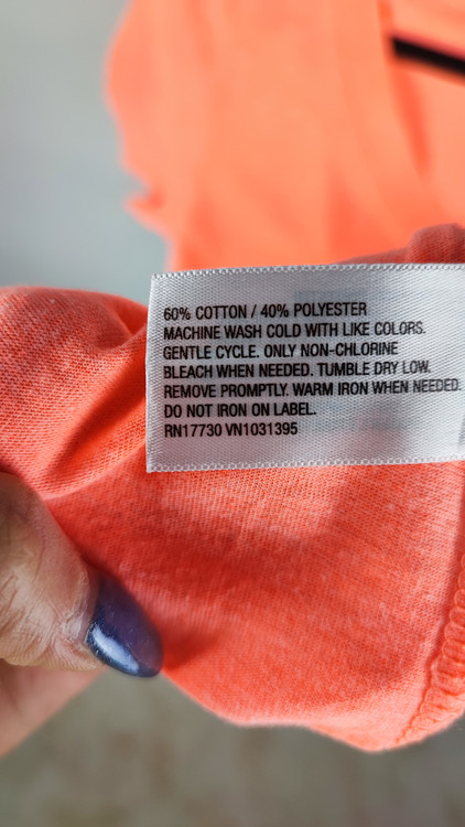 تیشرت زنانه یقه هفت جیبدار رنگ نارنجی روشن برند استوک، پارچه خنک، مناسب استفاده روزمره