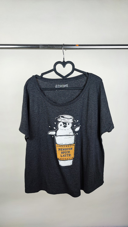 تیشرت آستین کوتاه زنانه یقه گرد رنگ ذغالی طرح پنگوئن روی لیوان قهوه برند چوک استوک وارداتی گرید