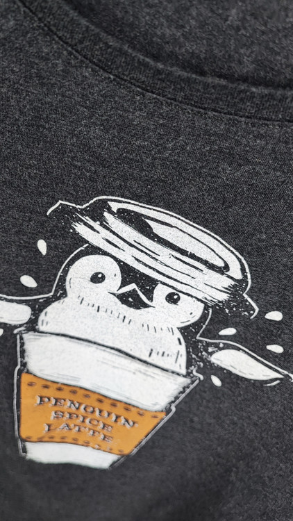 تیشرت آستین کوتاه زنانه یقه گرد رنگ ذغالی طرح پنگوئن روی لیوان قهوه برند چوک استوک وارداتی گرید