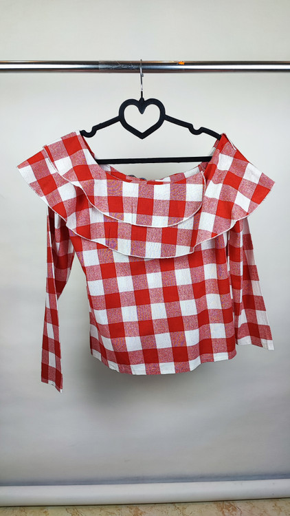 شومیز یقه قایقی چیندار زنانه برند Haute Rogue با طرح چهارخونه قرمز و سفید استوک اورجینال موجود در زرماه گالری